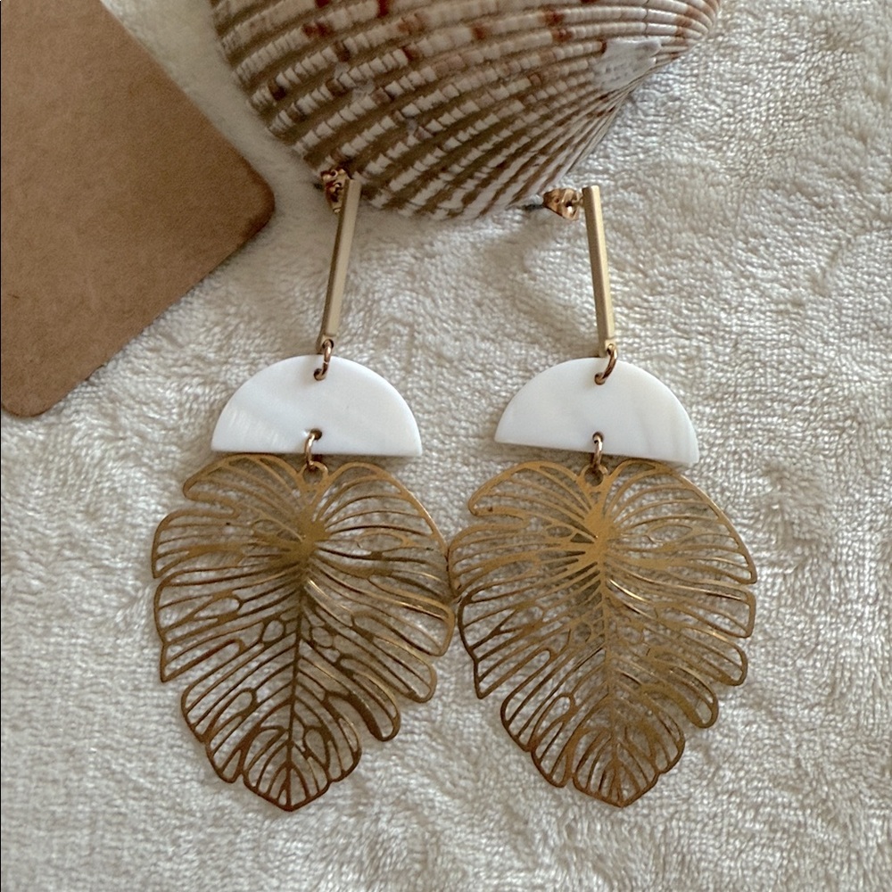 NWOT Virtue Gold and Mother of Pearlescent Leaf Earrings 🏝️